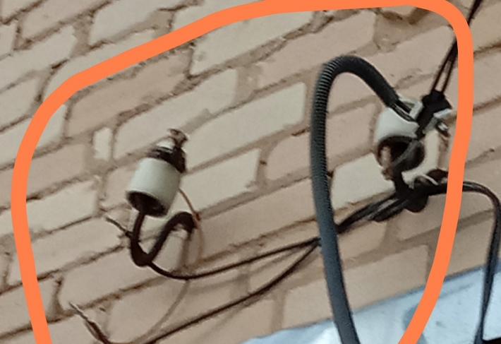 "И так сойдет". Сотрудники электросети оставили в доме пенсионера оголенные провода (фото)