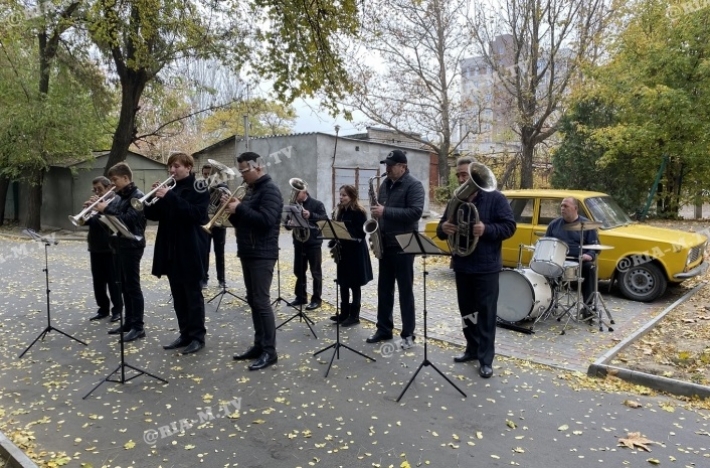 В Мелитополе оркестр сыграл под балконом ветерана (ФОТО, ВИДЕО)