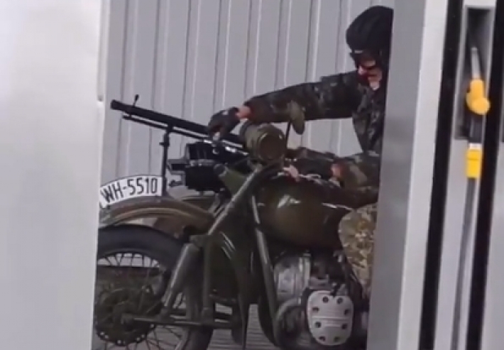 Курьёз. В Мелитополе "вооруженный" мотоциклист удивил прохожих (видео)