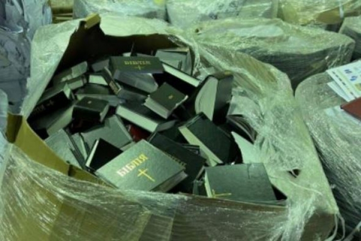 "Побойтесь Бога": в Броварах сдали на макулатуру порезанные Библии, фото