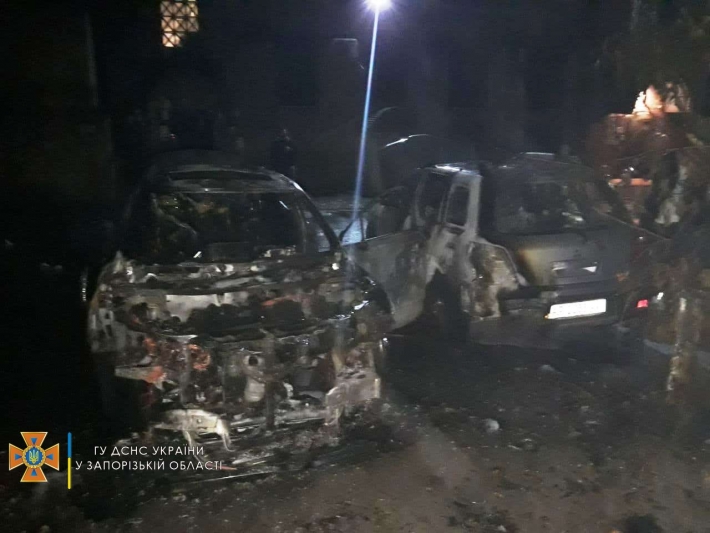 В центре Запорожья дотла сгорели два автомобиля - Лексус и Шевроле