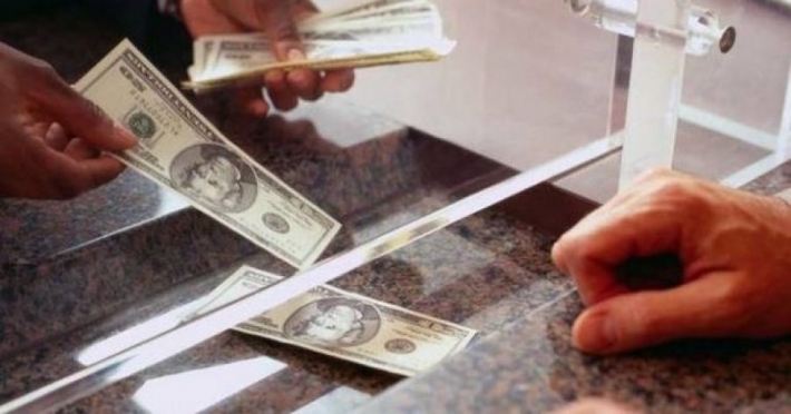 У украинцев не принимают доллары в обменниках: какие купюры 