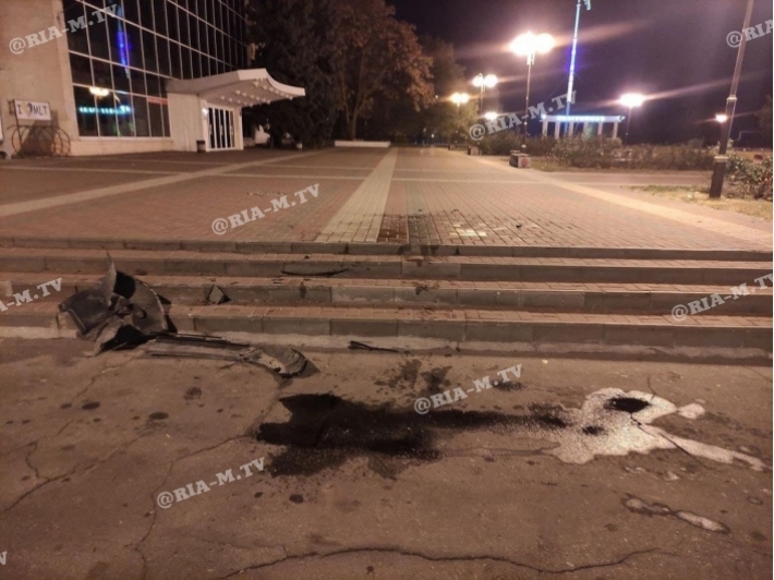 Карма настигла - водитель в Мелитополе пытался заехать по ступенькам на площадь (видео)