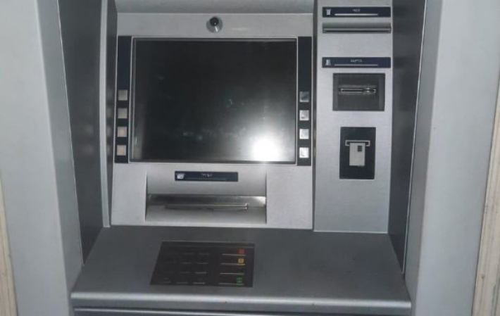 Топором "выбивал" деньги у банкомата: под Киевом копы задержали горе-грабителя