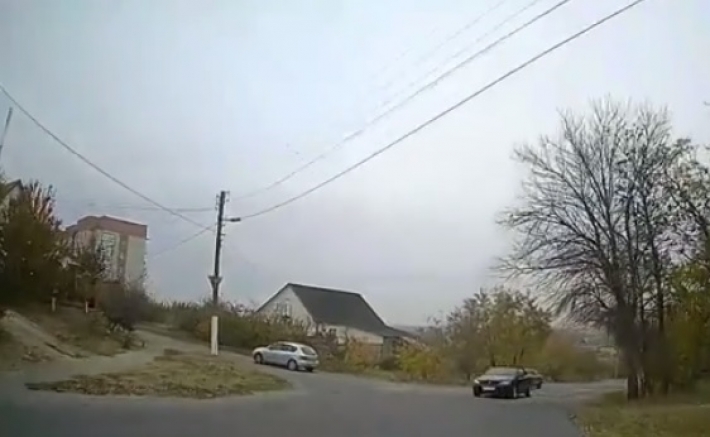 В Мелитополе водитель выехал на встречку и едва не спровоцировал ДТП (видео)