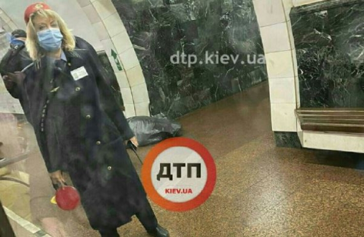 В Киеве на станции метро скончалась женщина: фото