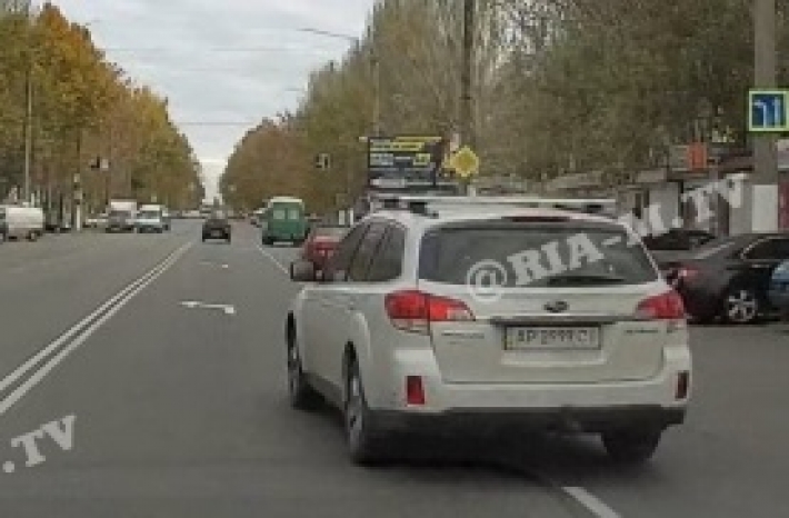 На центральном проспекте в Мелитополе водитель Субару устроил "форсаж" (видео)