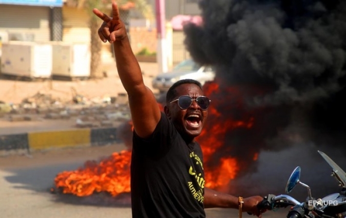 Опубликованы кадры военного переворота в Судане (фото, видео)