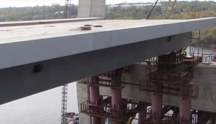 Как проходил монтаж низовой части вантового моста в Запорожье (видео)