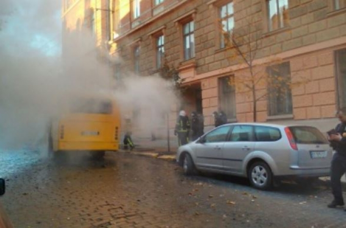 ​В центре Черновцов полностью сгорела маршрутка: фото и видео