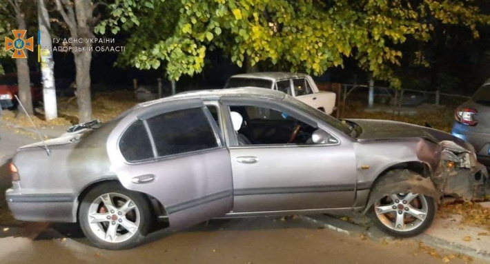 В Запорожье авто влетело в подъезд - козырек упал и заблокировал выход