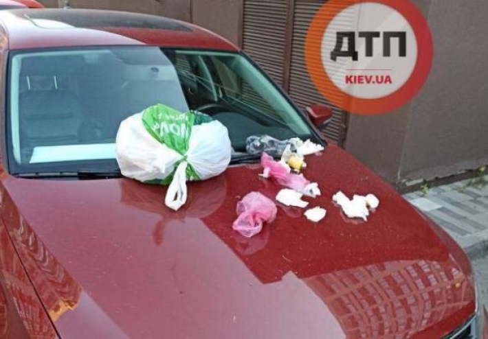 В Киеве местные жители "осчастливили" еще одного "героя парковки": фото