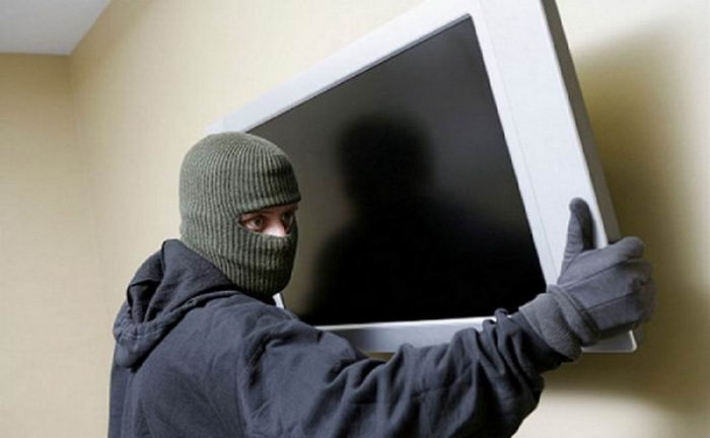 В Мелитополе рецидивист украл у соседки телевизор