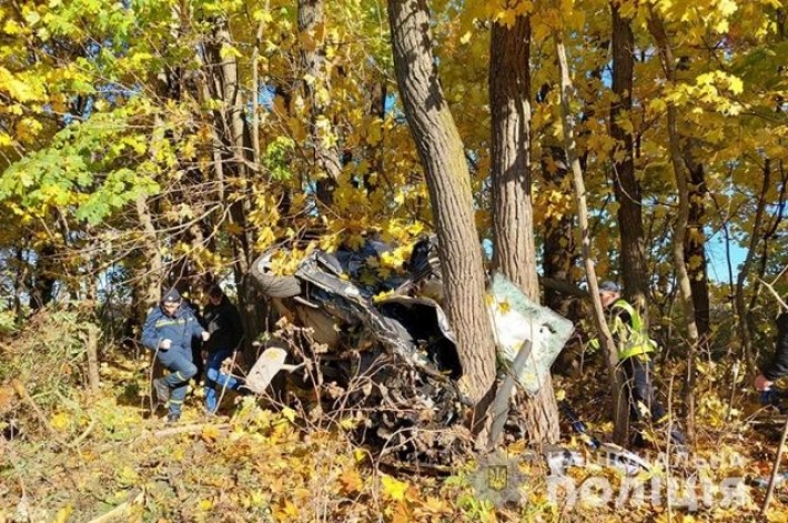 Смертельное ДТП под Тернополем: легковушка влетела в дерево