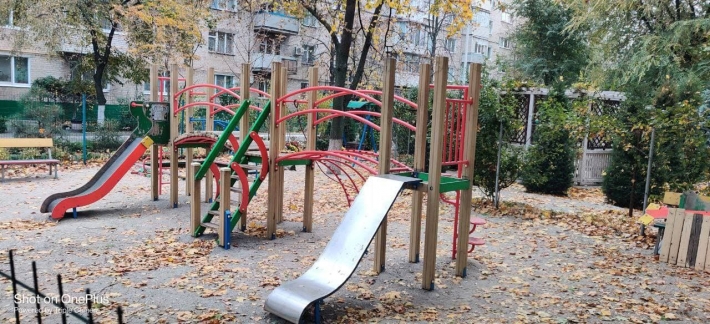 В образцовом дворе Мелитополя жильцы за свой счет ремонтируют детскую площадку (фото)