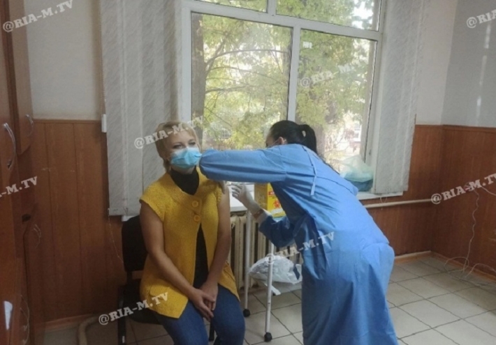 Сколько человек в Мелитополе от коронавируса в день вакцинируют