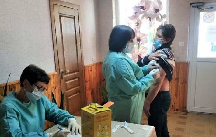Прививки - прямо в кафе: под Ровно полиция нагрянула в необычный "COVID-центр"
