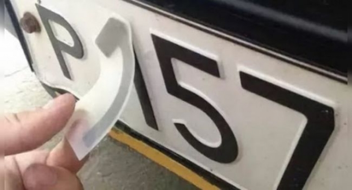 В Мелитополе полицейский установил на номера авто 