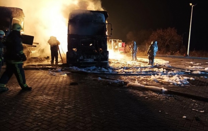 Взрыв на заправке под Харьковом: сгорели два грузовика (видео)