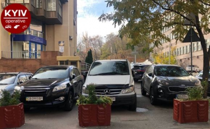 Оставляют по три авто: у "героев парковки" в Киеве появилось новое излюбленное место, фото