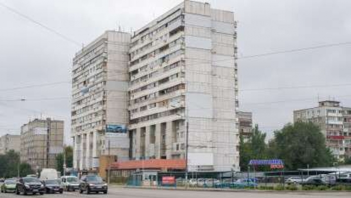В Днепре на Слобожанском проспекте мужчина выпал из окна 13-го этажа: фото 18+