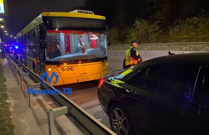 В Киеве произошло серьезное ДТП с автобусом - много пострадавших: фото