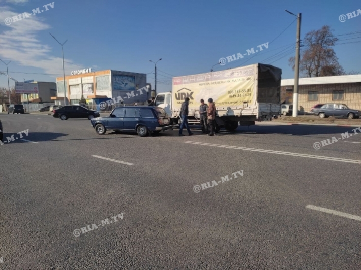 В Мелитополе ВАЗ угодил под грузовик (фото)