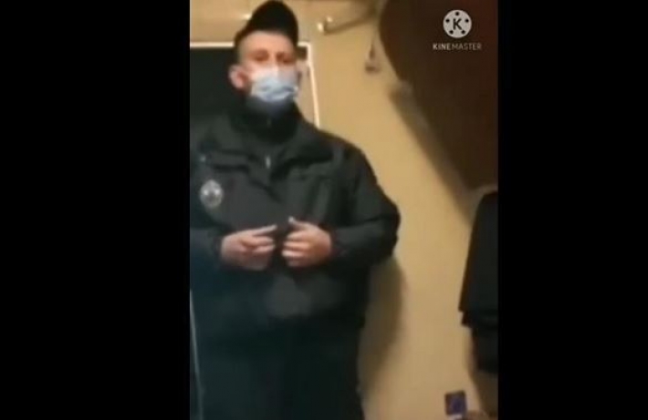 Во Львове пытались задержать начальника поезда из-за маски (видео)