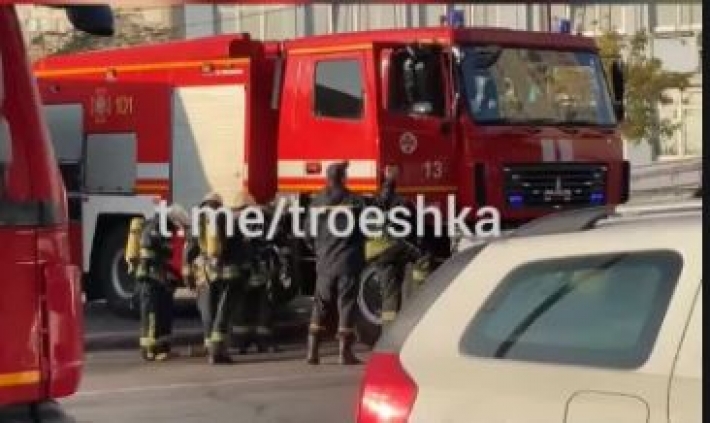 В Киеве в крупном ТЦ вспыхнул пожар - людей срочно эвакуировали: видео