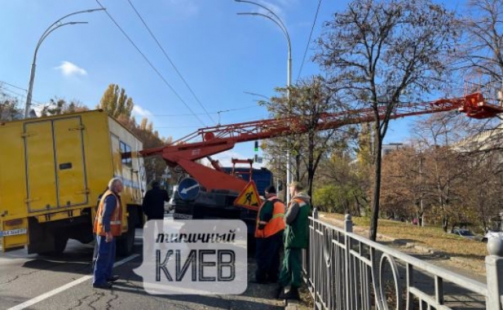 Война структур: в Киеве столкнулись два авто коммунальщиков, фото