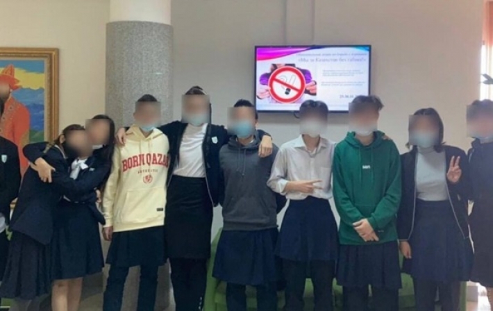 Учащиеся школы в Алма-Ате устроили протест в юбках