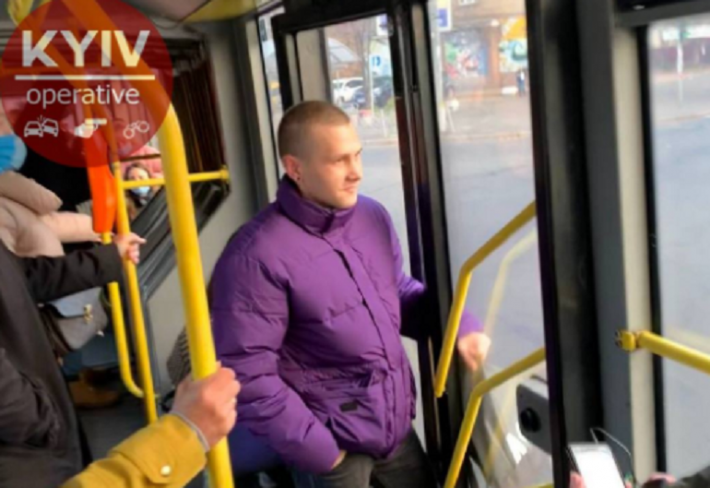 Зажало дверью: в Киеве наглый пассажир без маски попался в ловушку в автобусе, фото