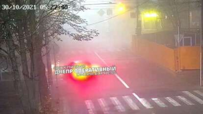 В Днепре Toyota влетела в столб и загорелась: водителя из салона доставал очевидец (видео)