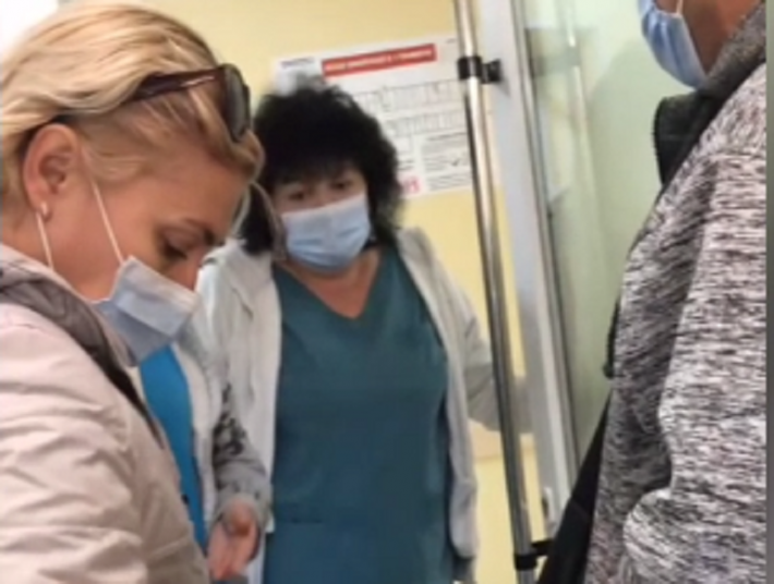 В Мелитополе в больнице посетители с медсестрой устроили потасовку (видео)