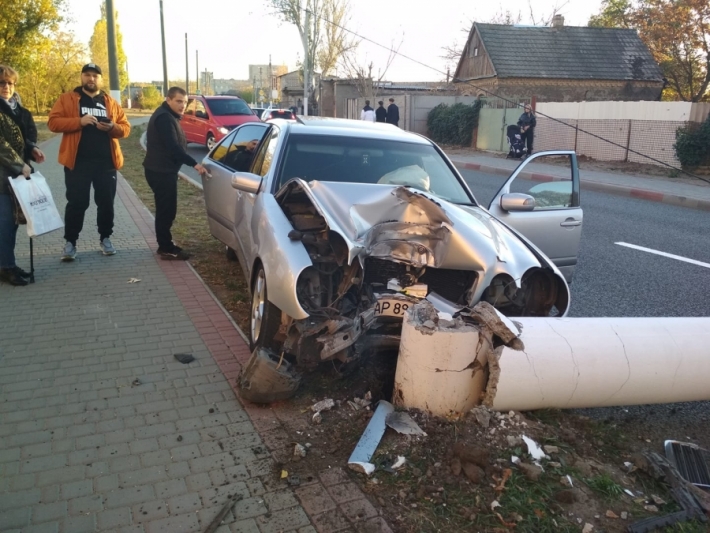 В Мелитополе Мерседес снес столб - водителя спасли подушки безопасности (фото)