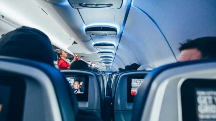 Пикантное фото стюардессы в кабине пилотов удивило сеть