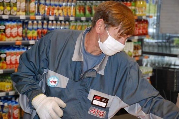 В Мелитополе вакцинированных сотрудников супермаркета пометят спецзначками (фото)