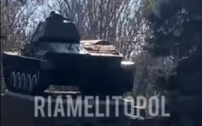 В Мелитополе подросток влез в танк на Братском кладбище (видео)