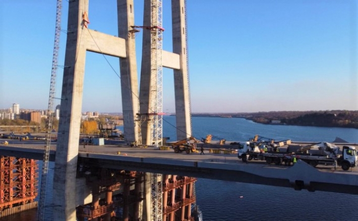 В Запорожье на мосту через Днепр начали монтаж вант (фото, видео)