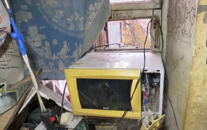 В Киеве четырехкомнатную квартиру в центре мужчина превратил в свалку: ее продали за 6,5 миллионов
