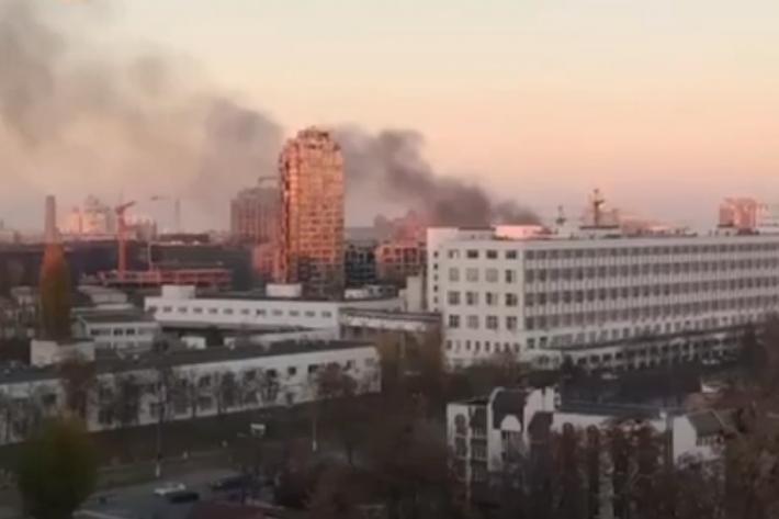 В центре Киева возле оборонного завода вспыхнул мощный пожар: видео