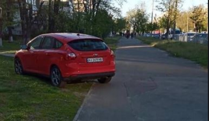 Не смог заехать на бордюр: в Киеве автохам бросил машину на дороге и заблокировал движение, видео