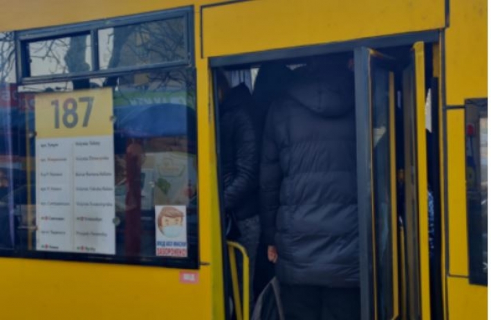 Пассажиры трамбуются, как сельди в бочке: что происходит в транспорте Киева, фото