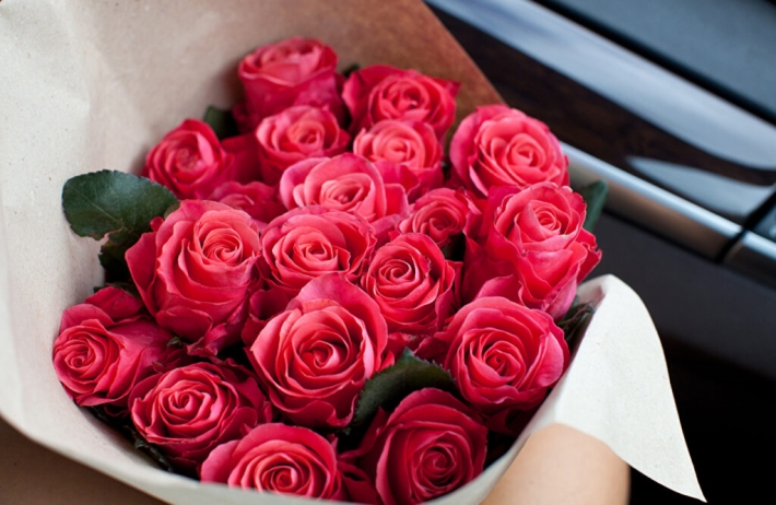 В Мелитополе неверный супруг услал лепестками роз подъезд многоэтажки