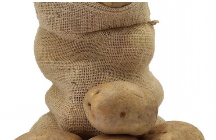 Фахівці назвали фрукт, поруч з яким забороняється зберігати картоплю