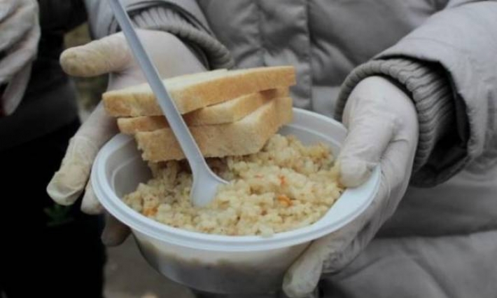 В Мелитополе начали кормить бездомных 