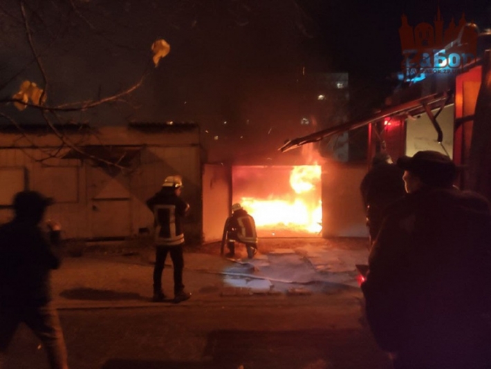 В Запорожье, из-за полыхающего гаража, чуть не загорелся рынок (фото, видео)