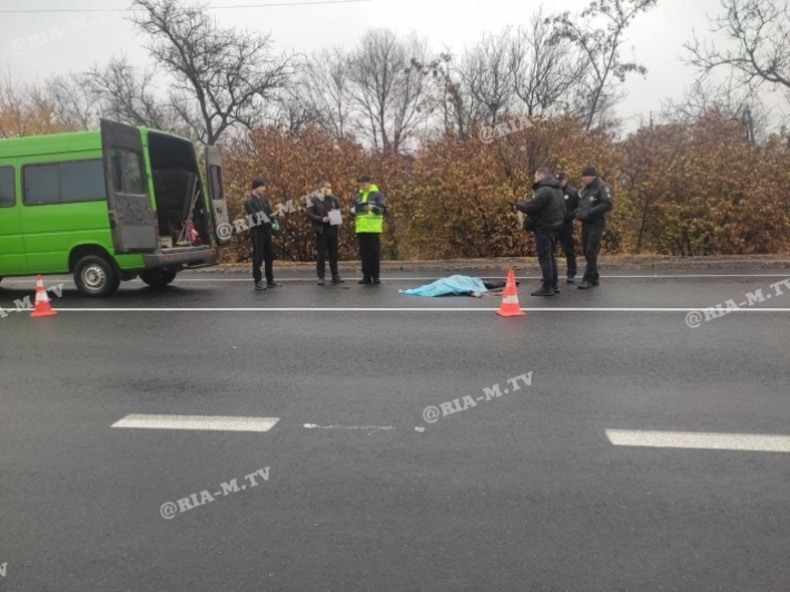 В Мелитополе посреди дороги лежит труп девушки - работает полиция (фото, видео)