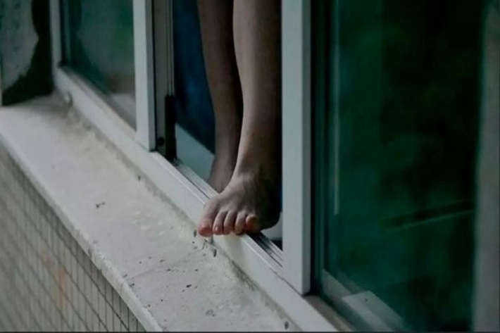 В Запорожье 31-летняя женщина выпала из окна на 6 этаже