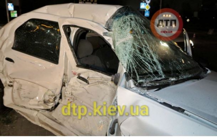 Под Киевом водитель устроил смертельное ДТП - хотел проскочить перед маршруткой: фото и видео